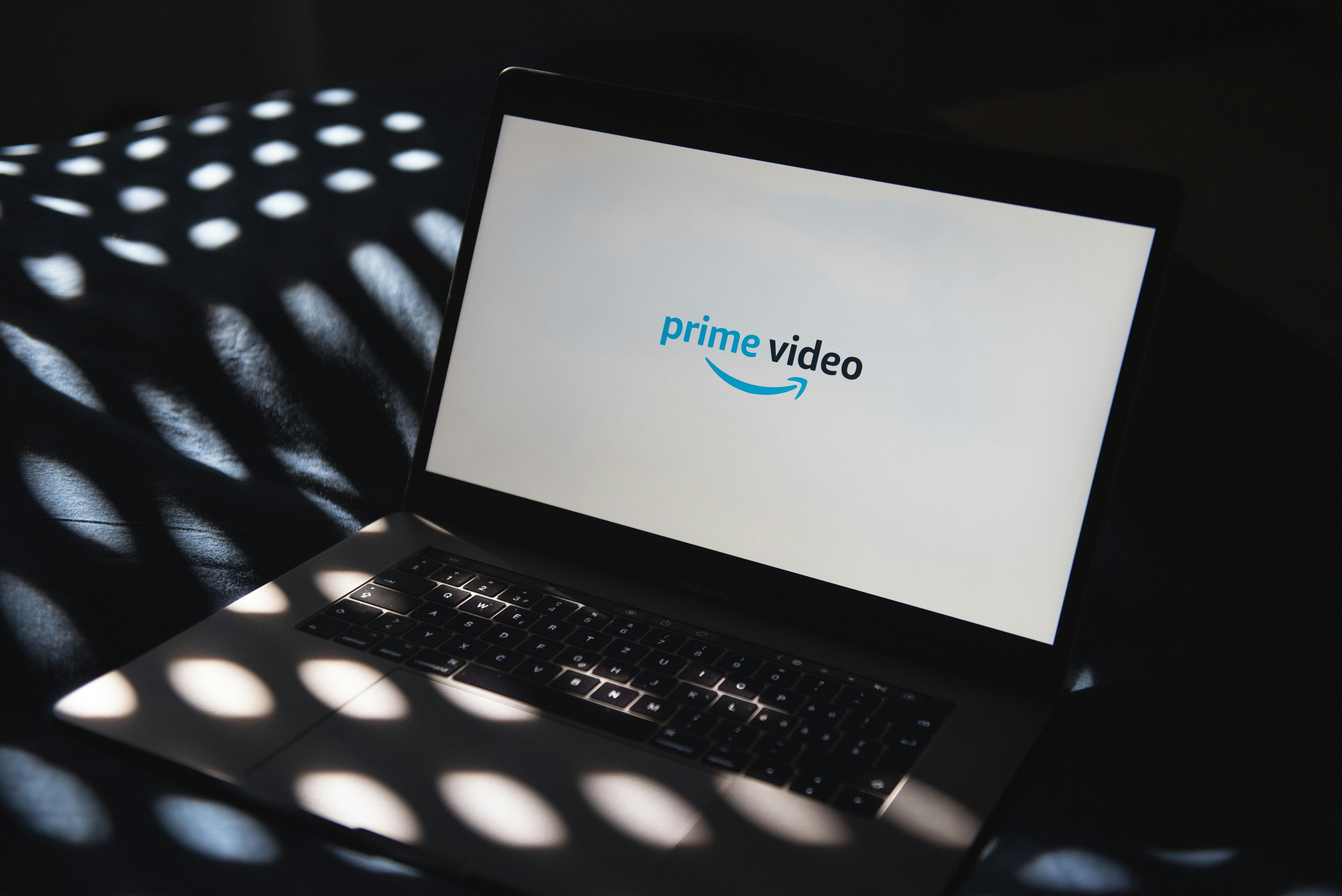 Screenshot of Prime Video interface showing download options